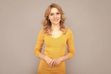 Onun tarzı. Olumlu duygularını ifade et. pürüzsüz yüz derisi. Kıvırcık saçlı neşeli bir bayan. Güzellik ve moda. Kadın manken. Gülümseyen genç kızın güzel görünüşü. Sarışın kadın. Sarışın kadın portresi.