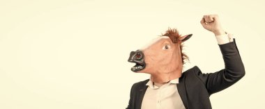 At kafası maskeli iş adamı. Yumruk gücü yükseltilmiş. Beyaz fotokopi alanında izole edilmiş..