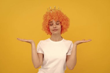 Bir seçim yapmak. Ürün sunumu. 1 Nisan şakası. Kibirli olmak. Kızların doğum günü partisi. Kıvırcık peruklu ve kraliçe taclı bencil komik kadın. kopyalama alanı. Neşeli kız diyadem giyer. Taçlı kadın.