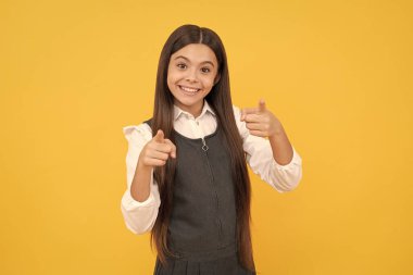 Okuldaki ilk günüm. Mutlu çocuk gülümsüyor. Kız çocuğu okula geri döndü. 1 Eylül. Bilgi toplama günü. Resmi temel eğitim. 1 Eylül.