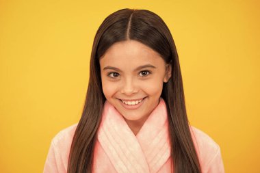 Genç kız kendini rahat ve mutlu hissediyor. çocukluk mutluluğu. Günaydın. Çocuk yumuşak bir gece elbisesi giyiyor. Rahat bir uyku tulumu içindeki çocuk. Deri güzelliği. Tatlı rüyalar. Rahat pijama ya da bornoz..