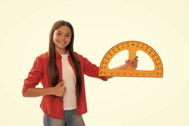 Happy child hold exractor çalışmasını okulda izole edilmiş beyaz parmak göstererek okula geri dönüyor..