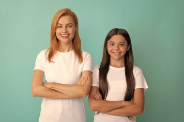 Beyaz gömlekli, düz saçlı neşeli anne ve kız elleri çapraz güven.