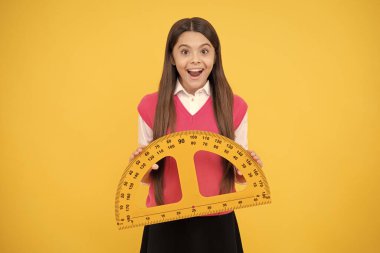 Okul eğitimi. Kök disiplinler. Eğitim konsepti. Ölçme ve ölçme. Çocuk boyunda. Şaşırtıcı cetvelli bir kız. Okula dönüyorum. Trigonometri kırtasiyesi. çocuk matematik okuyor..