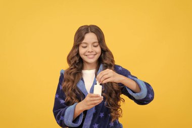 Burun tıkanıklığı ve ilaçlara karşı burun spreyi kullanan uyurgezer kız..