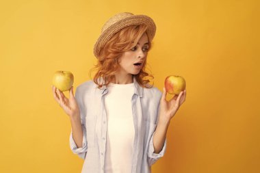 Vitamin ve diyet. Hasır şapkalı kadın sağlıklı yemek yiyor. Gençlik sağlığı. Doğal organik taze elma. sağlıklı bir hayat. diyet ve cilt güzelliği. Diş bakımı. Yemek molası. Detoks. Elmalı şok kız.