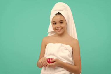 Banyo kulesindeki mutlu çocuk, cilt kremi tut, güzellik.