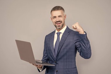 İş başarısı. Programcı bilgisayar kullansın. Girişimci ya da yönetici. Çevik iş. Profesyonel ağ yöneticisi bilgisayarı tutuyor. Kablosuz bilgisayarı olan patron. Çevrimiçi çalışan başarılı iş adamı.