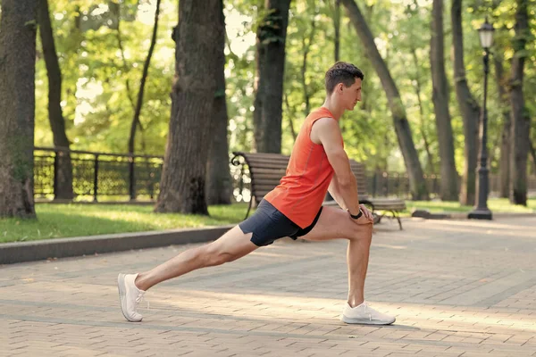 Reduzindo Tensão Muscular Após Treinamento Homem Atlético Manter Posição Lunge — Fotografia de Stock