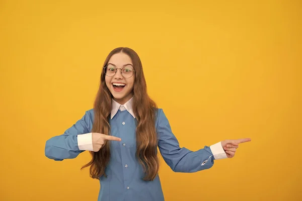 Feliz Volta Escola Menina Sorriso Apontando Dedos Amarelo Fundo Cópia — Fotografia de Stock