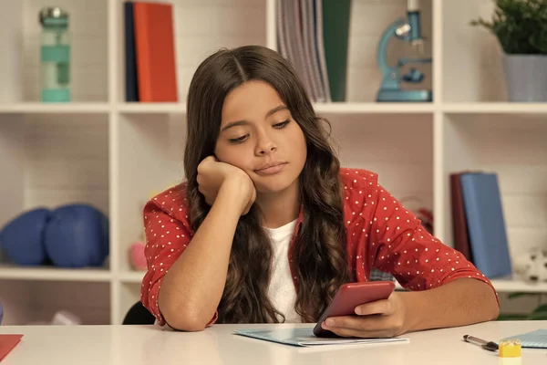 Uttråkad Tonåring Flicka Bloggare Använda Smartphone Tillbaka Till Skolan Utbildningsapp — Stockfoto