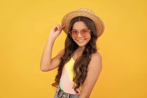 快乐的少女 戴着夏草帽 戴着眼镜 头发卷曲 背景是黄色的 快乐极了 — 图库照片