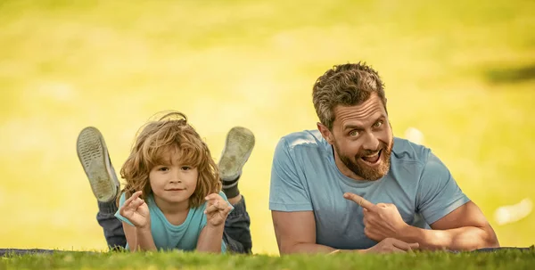 Papá Con Niño Día Verano Paternidad Paternidad Día Los Padres —  Fotos de Stock