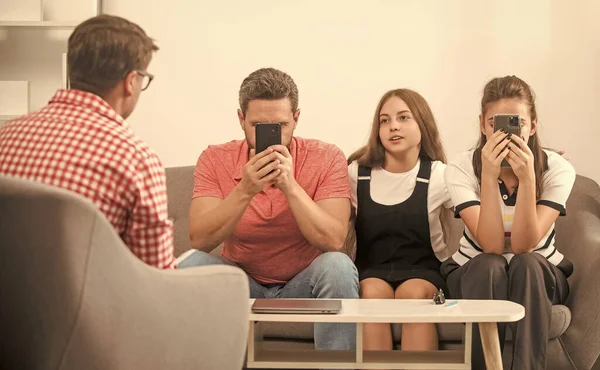 Çocuklu aileler sosyal hizmetlilerle konuşur. Telefon bağımlısı anne, baba ve kız. Hayat sigortası ve evlat edinme. Veli toplantısı. Baba ve çocuk psikolog seansında. Aile terapisi.