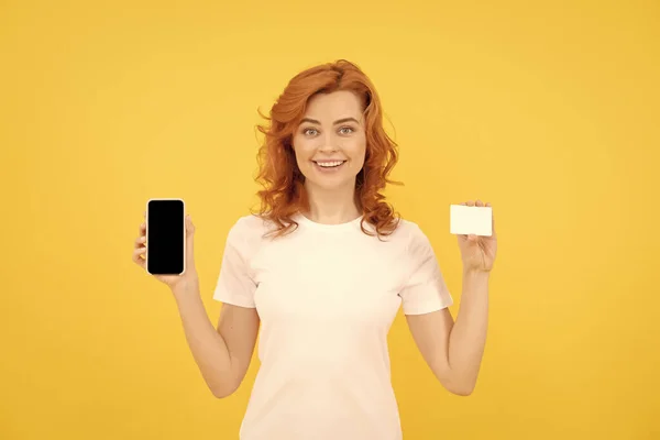 Mujer Pelirroja Feliz Mostrando Tarjeta Crédito Débito Teléfono Inteligente Para —  Fotos de Stock