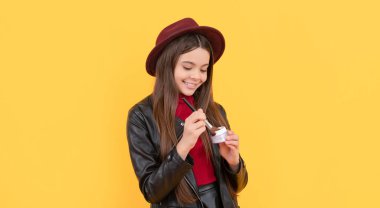 Günlük alışkanlık ve kişisel bakım. Cilt güzellik kozmetiği. Bayan kozmetik ürünü sunuyorum. Pozitif çocuk yüz pudrası sür. Genç kızlar kızarır. Makyaj fırçası olan çocuk.