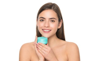 Mutlu genç bayan yüz için krema kavanozu beyaz arka planda izole cilt, reklam.