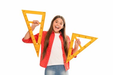 Çocuk matematik okuyor. Boyutunu ölçün. Trigonometri kırtasiyesi. Ölçme ve ölçme. Çocuk eğitimi. Matematik. Gülen genç kız üçgen cetvel tutuyor. Okula dönüyorum. Cebir ve geometri.