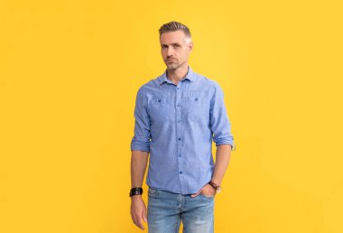 Kol saati olan beyaz bir adam. Elli saati olan adam. Kol saatini gösteren bir adam. Geç kaldın. Teslim tarihi. Zaman yönetimi. Erkek gardırobu. Modern yaşam başarısı. erkek moda aksesuarı.
