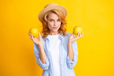 Elma tutan kızıl saçlı kadın. Stüdyoda izole edilmiş