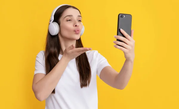 Woman Making Selfie Smartphone Listening Music Blow Kiss Influencer Blogging — Stock Photo, Image