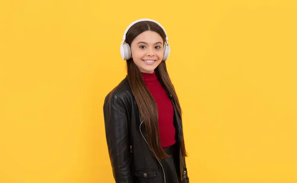 Enfant Heureux Dans Les Écouteurs Sur Fond Jaune Learning — Photo