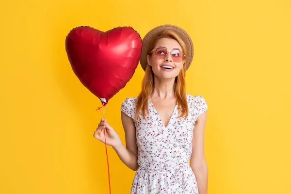 Jovem Alegre Chapéu Palha Óculos Sol Segurar Amor Coração Balão — Fotografia de Stock