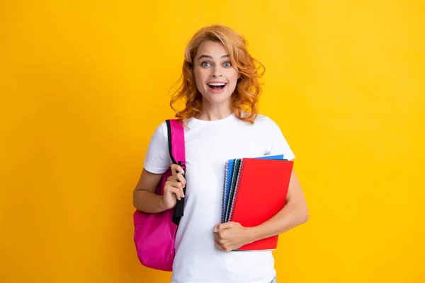 Cute Student Kobieta Plecakiem Posiada Kilka Dokumentów Książek Żółtym Tle — Zdjęcie stockowe