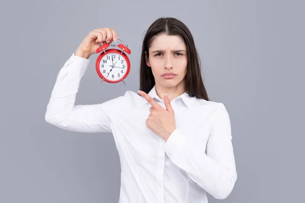 Mujer Sorprendida Sosteniendo Reloj Alarma Retrato Aislado — Foto de Stock