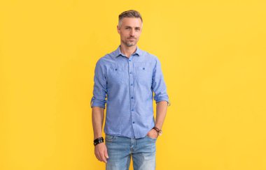 Zaman yönetimi. Erkek gardırobu. Modern yaşam başarısı. Erkek moda aksesuarı. Boz adam zamanı kontrol ediyor. Elli saati olan adam. Kol saatini gösteren bir adam. Geç kaldın. son teslim tarihi.