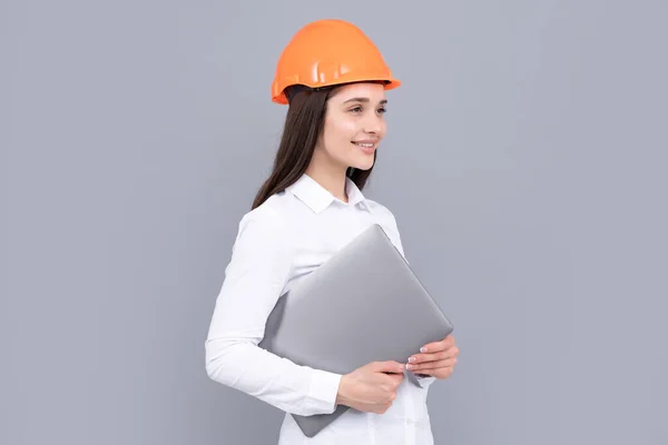 若い女性建設マネージャー 女性はヘルメットとラップトップコンピュータを保護すると隔離された肖像画を構築します 灰色の背景 コピースペース — ストック写真