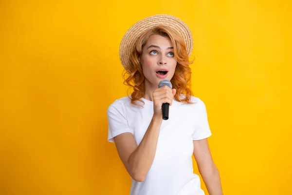 마이크로폰 말하기 아름다운 여자가 마이크를 사용하여 노래하는 — 스톡 사진