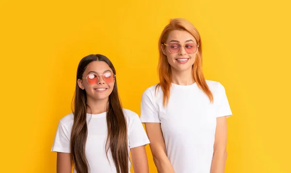 Fiatal Lányok Szemüvegben Portré Boldog Gyermekről Anyáról Kifejezni Pozitív Érzelmeket — Stock Fotó