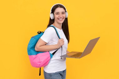 Bilgisayarlı mutlu bayan sırt çantası ve iletişim kullanıyor..