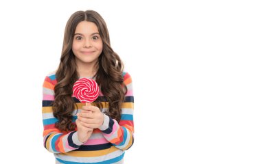 Beyaz arka planda izole edilmiş lolipop şekerli renkli kazaklı mutlu çocuk, çocukluk..