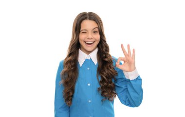 Göz kırpan uzun kıvırcık saçlar beyaz gösteride izole edilmiş Tamam jest, güzellik.