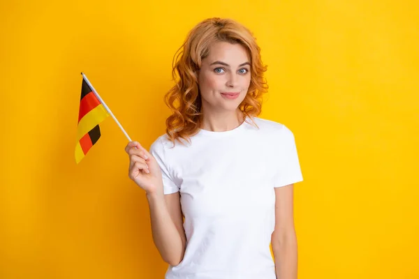 Portrét Pozitivní Studentky Držící Německou Vlajku Izolováno Žlutém Pozadí Šťastná — Stock fotografie