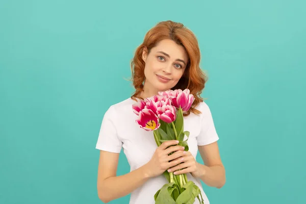 Mavi Arka Planda Lale Çiçeği Buketi Olan Genç Kız — Stok fotoğraf