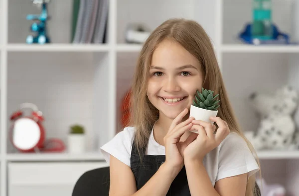 Positivo Criança Segurar Vaso Planta Sala Aula Escola — Fotografia de Stock