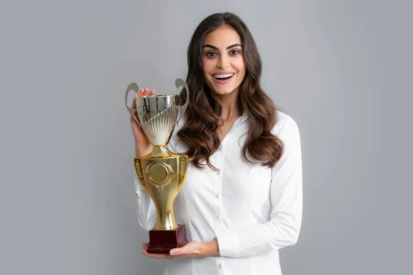 拿着奖杯的女商人商界女性观念的获奖者 带着灰色背景的奖杯微笑的女性 — 图库照片