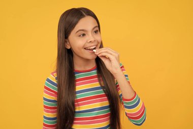 Mutlu çocuk doğal gıda katkı maddeleri, vitamin hapları, vitamin....