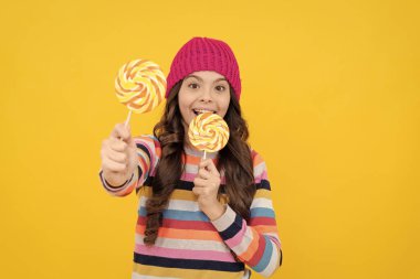 Lolipop şekerli neşeli genç kız, seçici odaklanma, yeme.