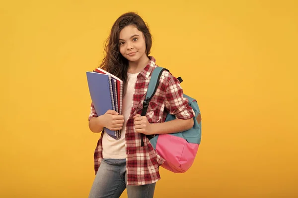 Sorrindo Escola Adolescente Menina Pronta Para Estudar Com Mochila Cadernos — Fotografia de Stock