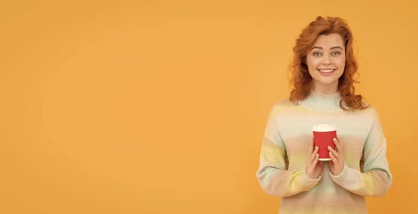 幸せな赤毛の女性は黄色の背景にカップからテイクアウトコーヒーを飲みます コピースペース — ストック写真
