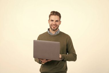Ofis müdürü beyazda izole edilmiş. Çevik iş kavramı. İnternette çalışan traşsız bir adam. Modern kablosuz laptop. Programcı bilgisayar kullansın. Bilgisayarı olan yakışıklı bir adam. ağ yöneticisi bilgisayarı tut.