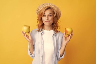 Yazın hasır şapkalı, elma yalayan dudaklı neşeli genç kadın, nefis..