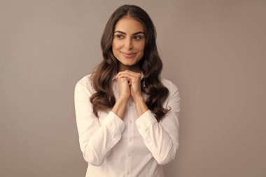 Olumlu düşün. Mutlu kadın gülümsemeyi düşünüyor. Düşünceli kariyer kızı, gri arka plan. Karar verme. Düşünmeye devam et.
