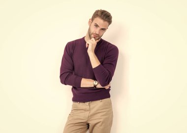 Moda mankeni gündelik erkek pozu beyaz, modacının izole edilmiş traşsız sakalı giyer..