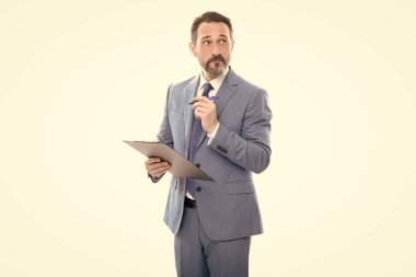 İnşaat belgeleriyle CEO. Dosyası olan olgun bir patron. Kontrat imzalıyorum. Düşünceli iş adamı klasörü tutuyor. İş uzmanlığı. Başarılı adam notlar alıyor. Girişimci projeyi okudu.