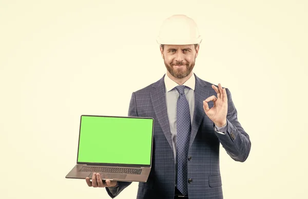 Modern Vezeték Nélküli Laptop Jövőbeli Épület Hirdetése Üzletember Bemutatja Projektet — Stock Fotó